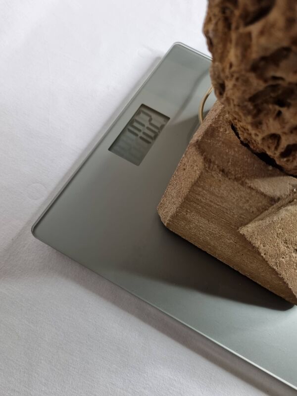 Lampe sculpturale en concrétion minérale ajourée, style brutaliste – 42 cm