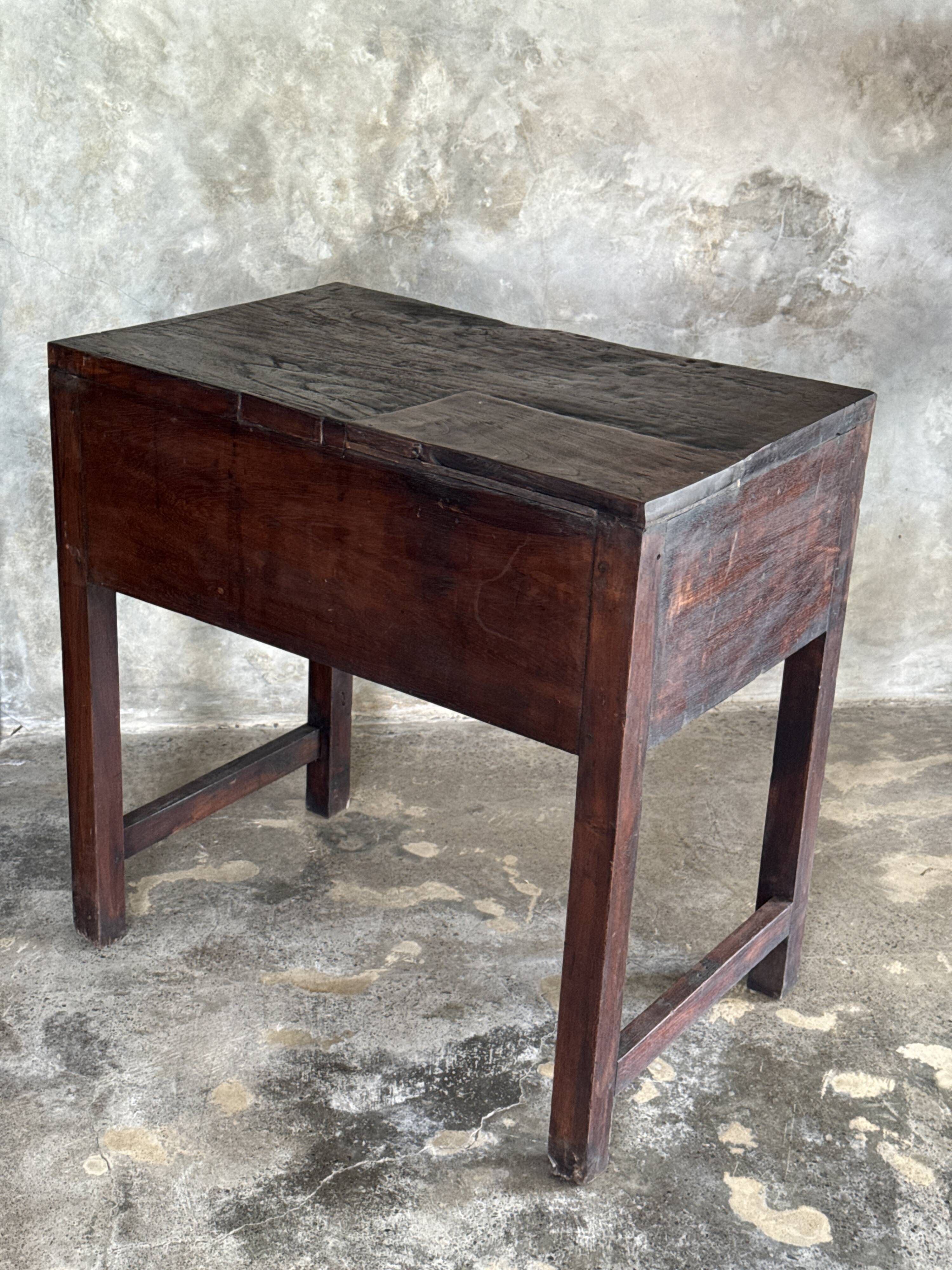 Meuble de métier ancien indonésien en teck à deux tiroirs H80,5 L79,5x51