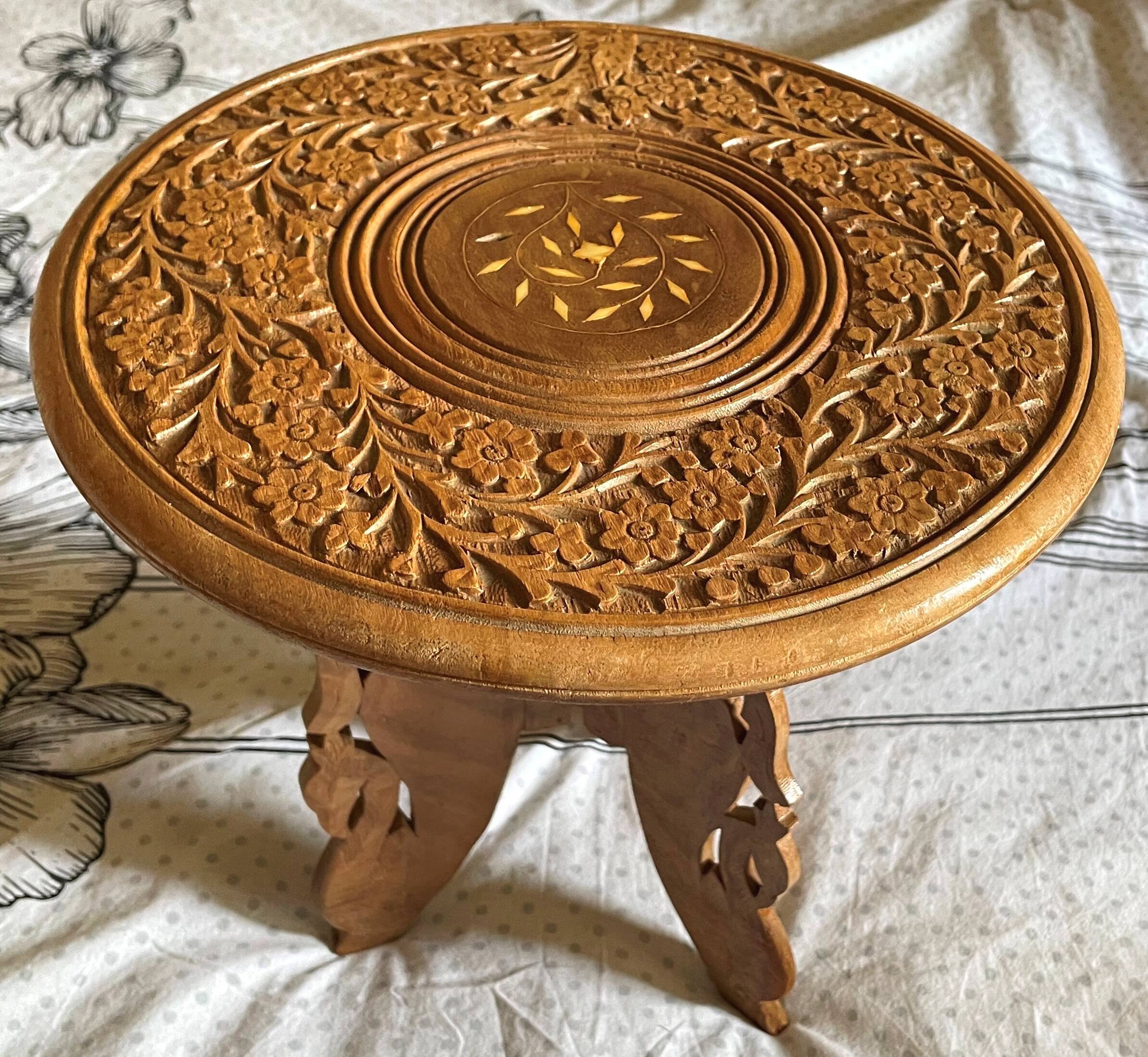 Petite table d’appoint ancienne – bois sculpté et marqueterie