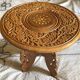 Petite table d’appoint ancienne – bois sculpté et marqueterie