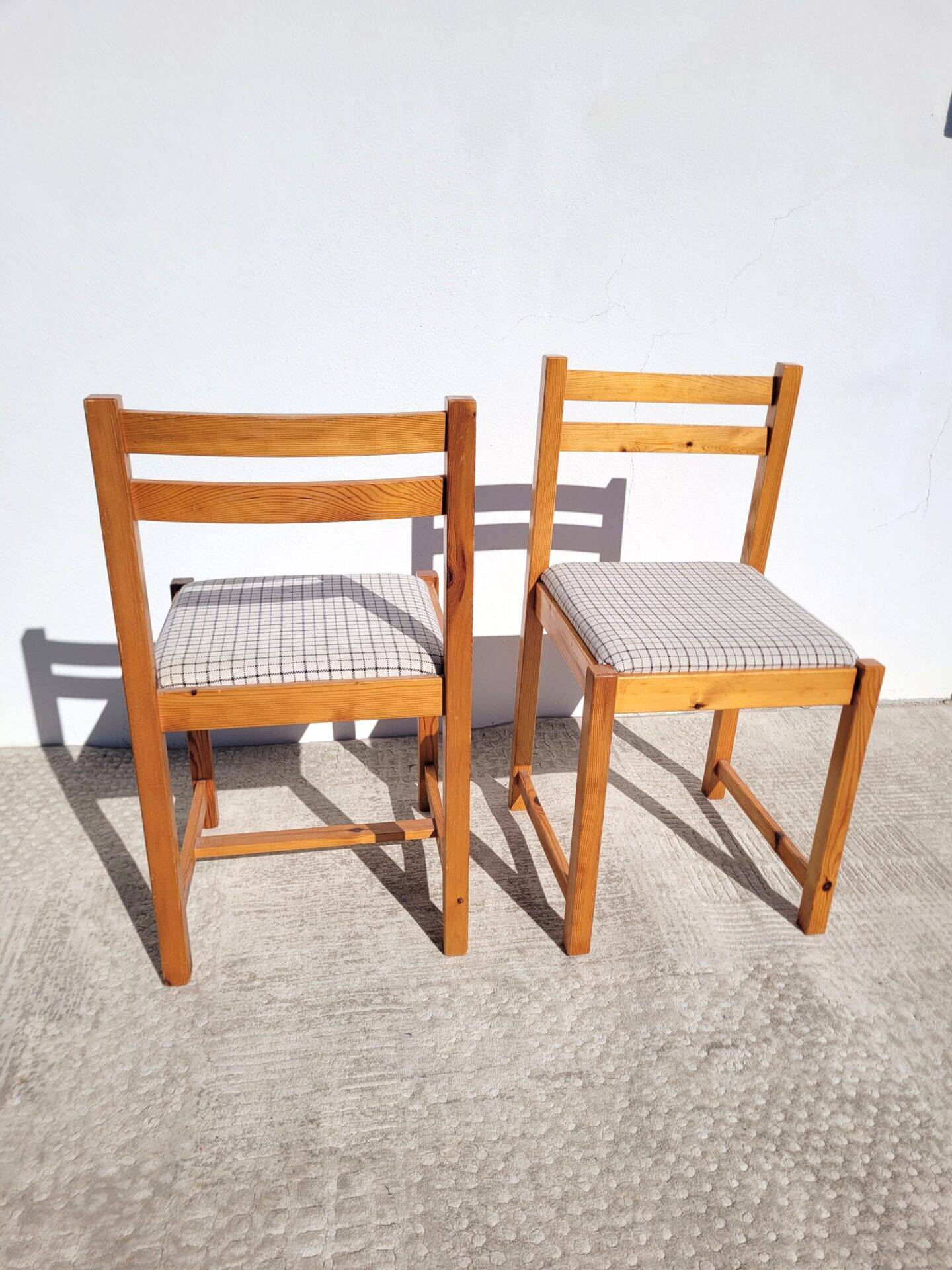 Pair of 80s chairs in pine and checked fabric