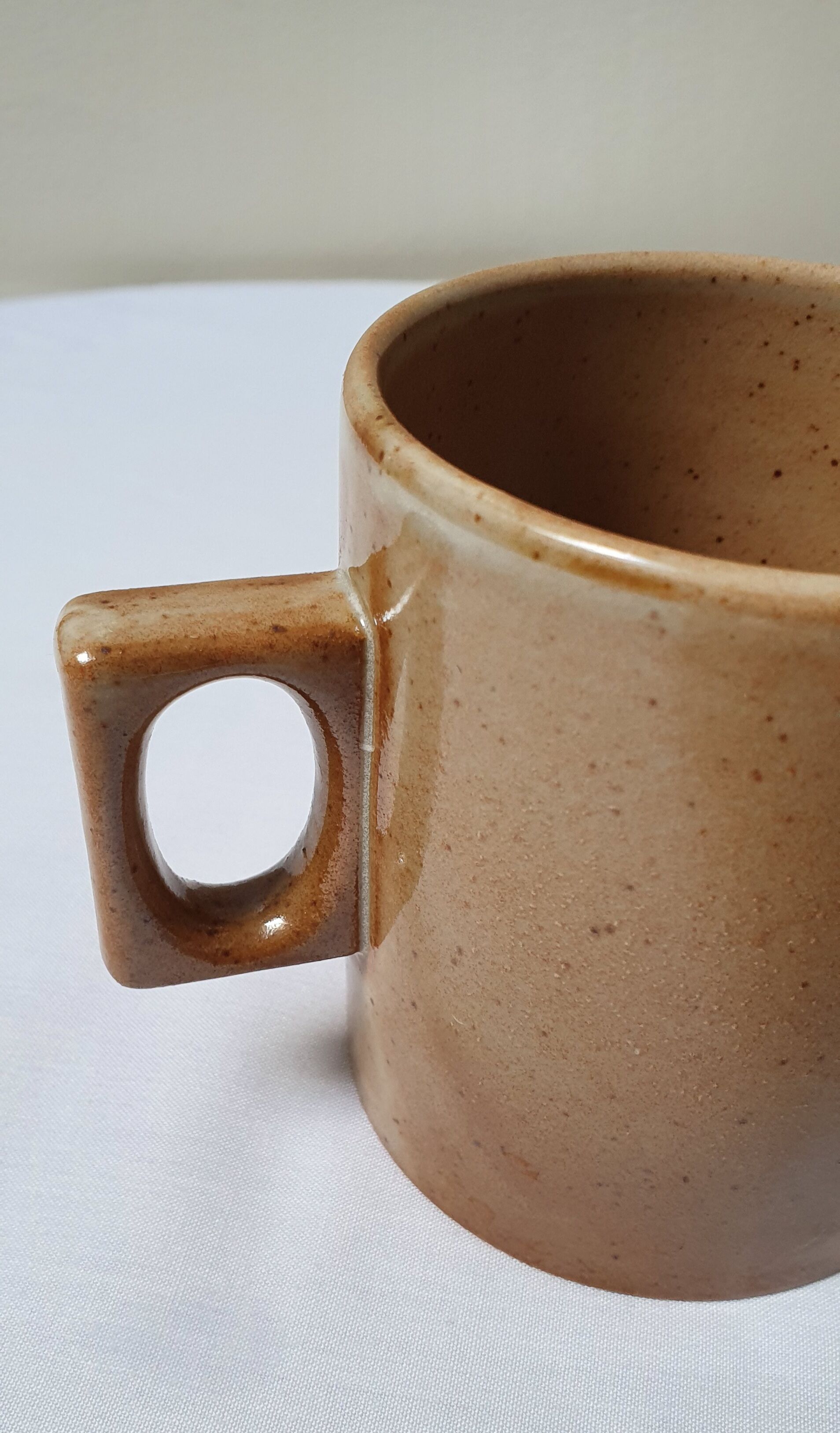 Mugs en grès et un pichet