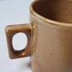Mugs en grès et un pichet