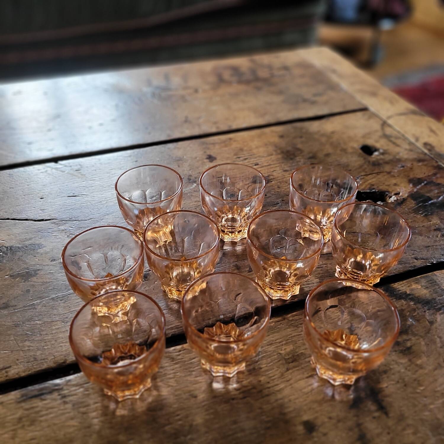 Lot de 10 verres saumon facettés — années 50–60
Lot de 10 verres saumo