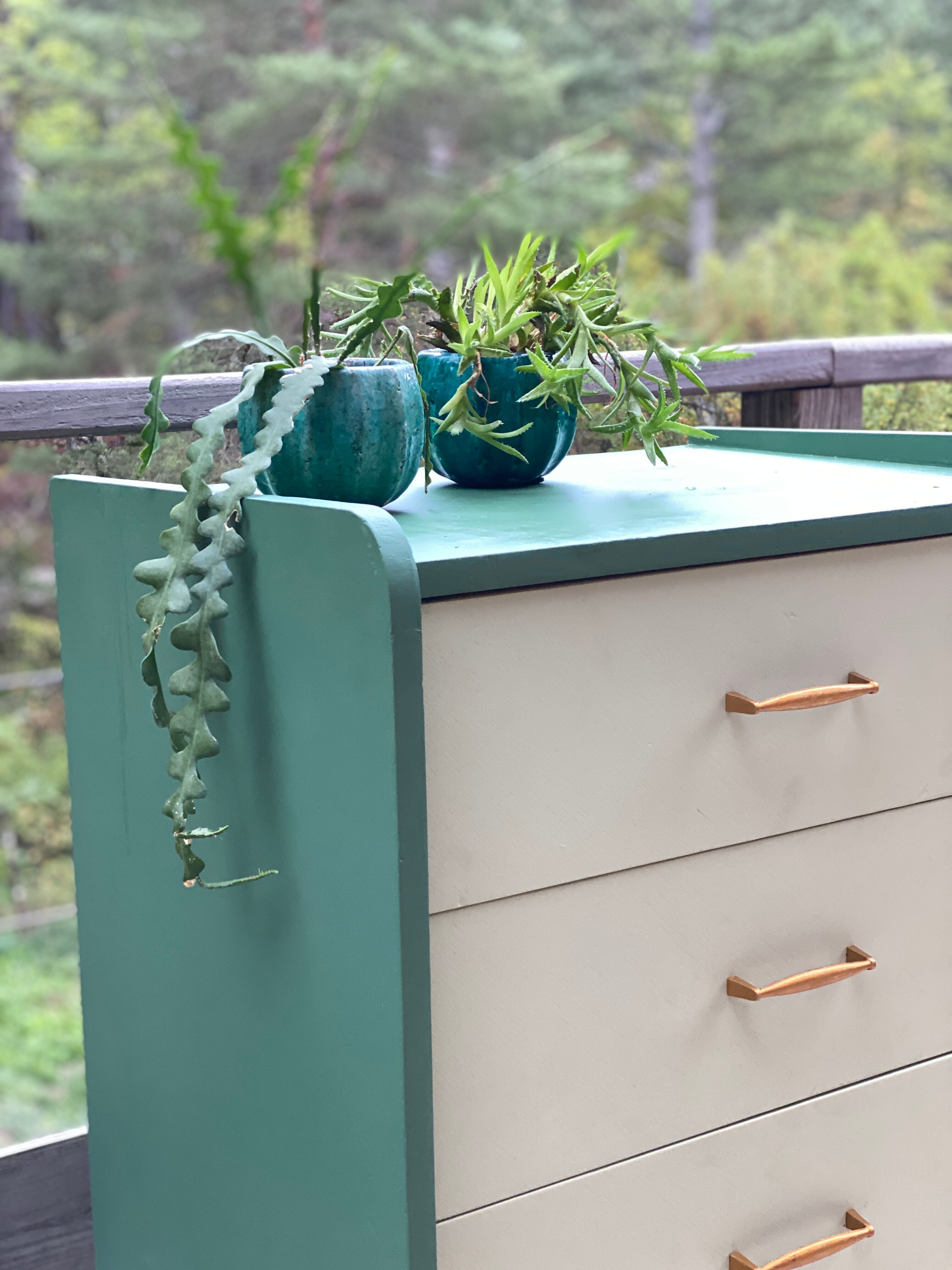 Compass foot chest of drawers