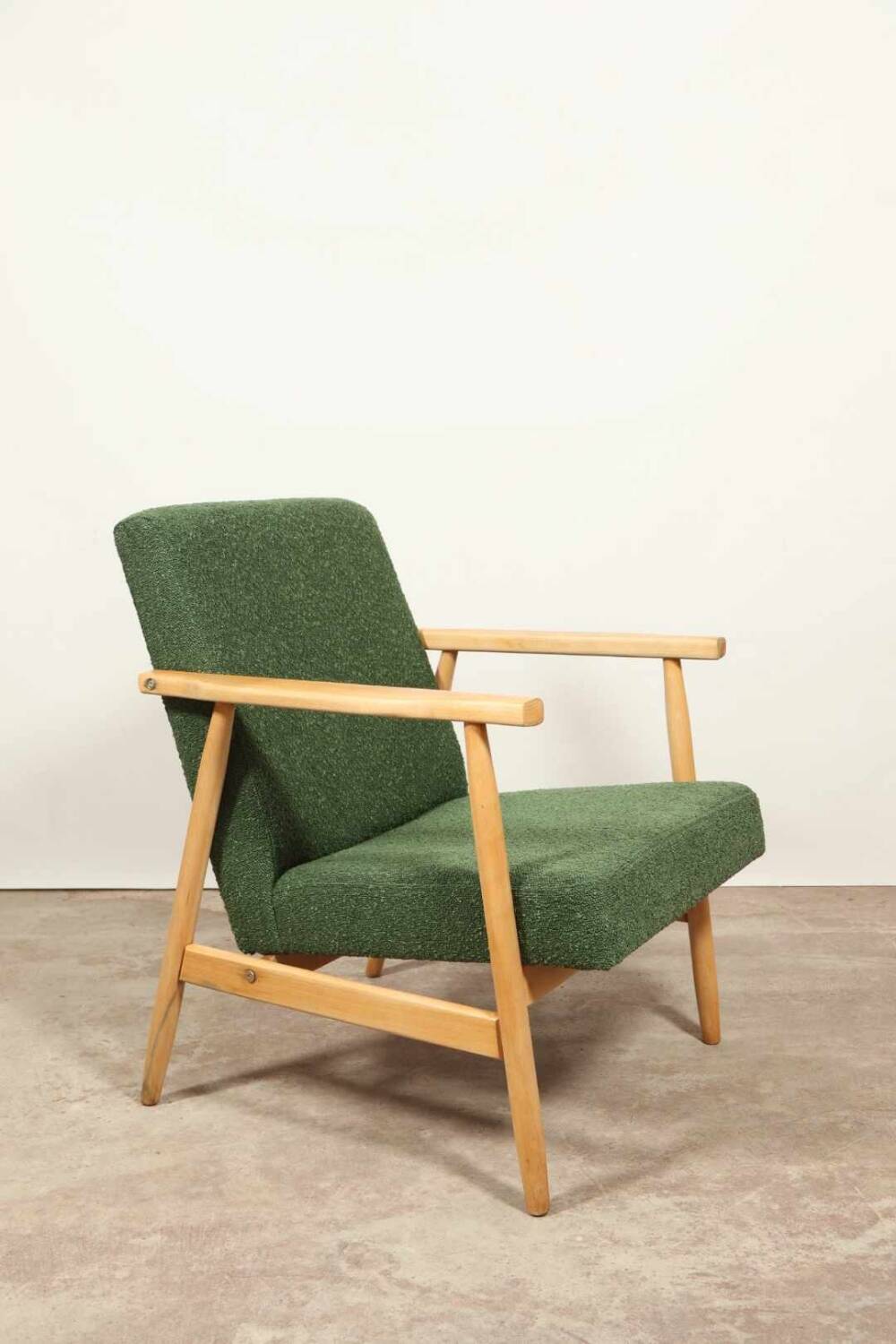 Fauteuil vintage Boucle verte bois naturel après rénovation