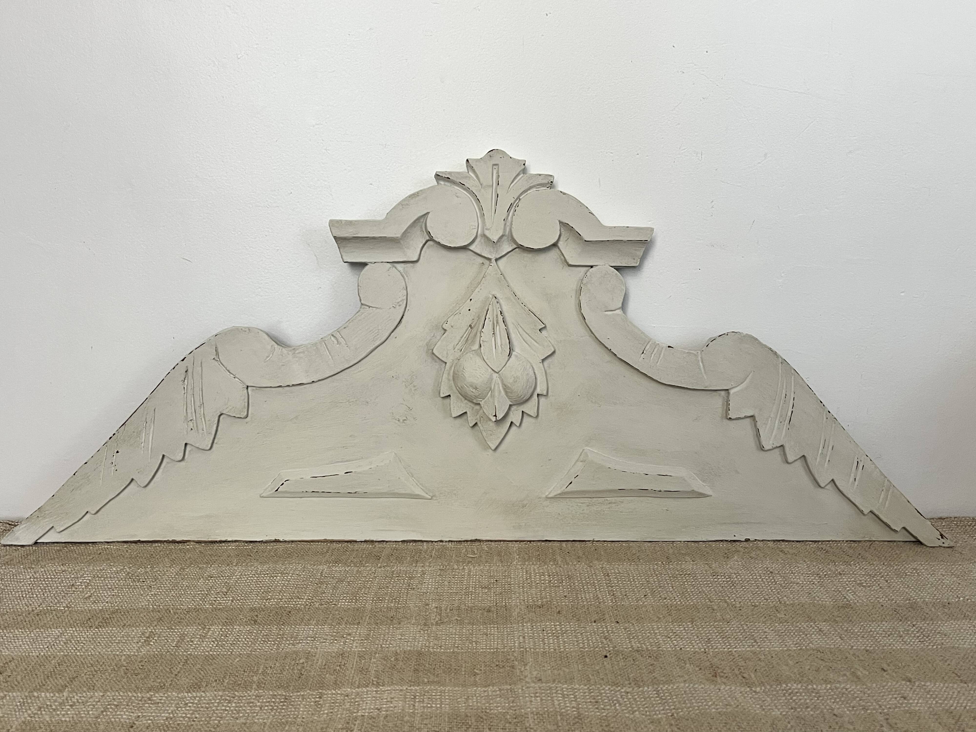 Fronton en bois sculpté