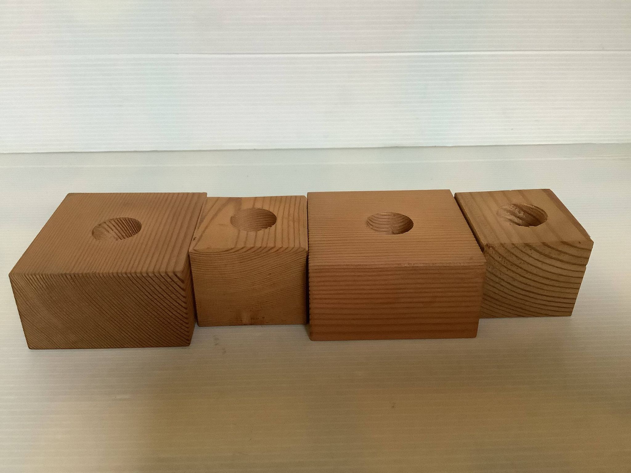 Quatre bougeoirs en bois scandinave