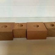 Quatre bougeoirs en bois scandinave