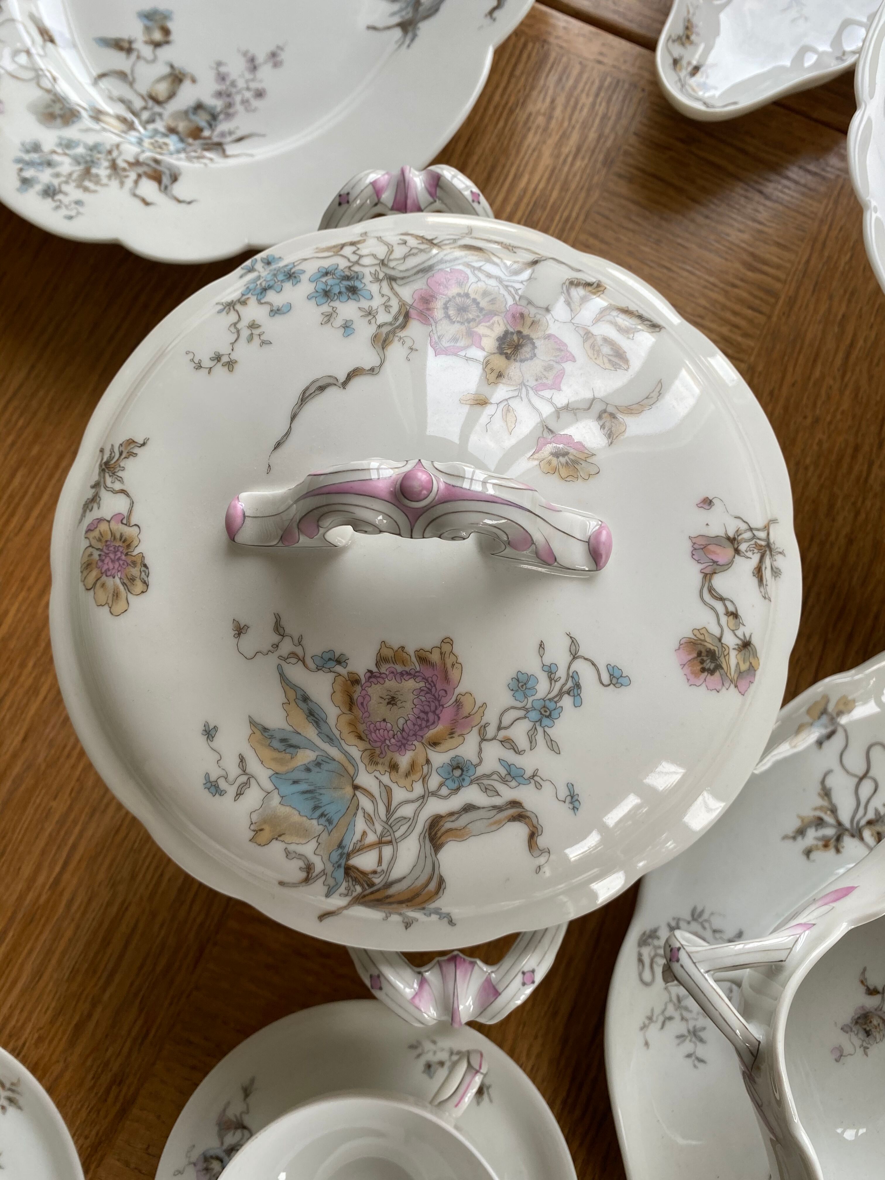 Porcelain crockery service