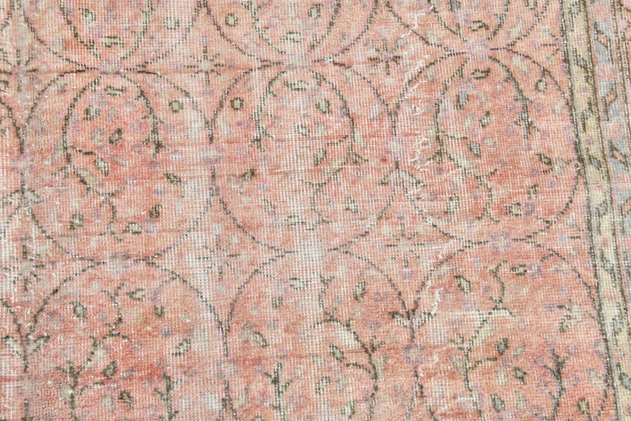 Tapis vintage à décor floral rouge et beige