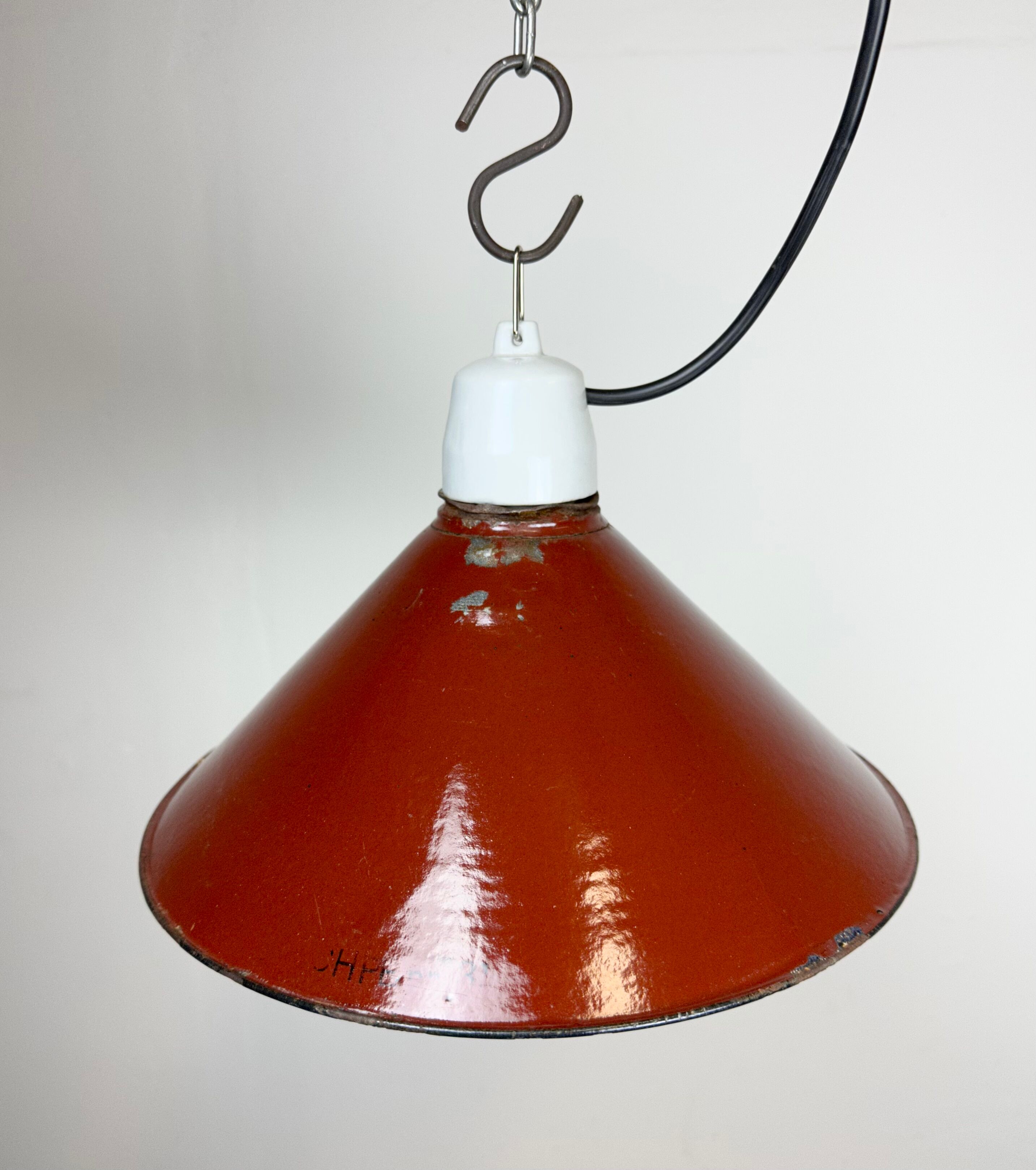 Suspension industrielle en émail rouge, années 1970