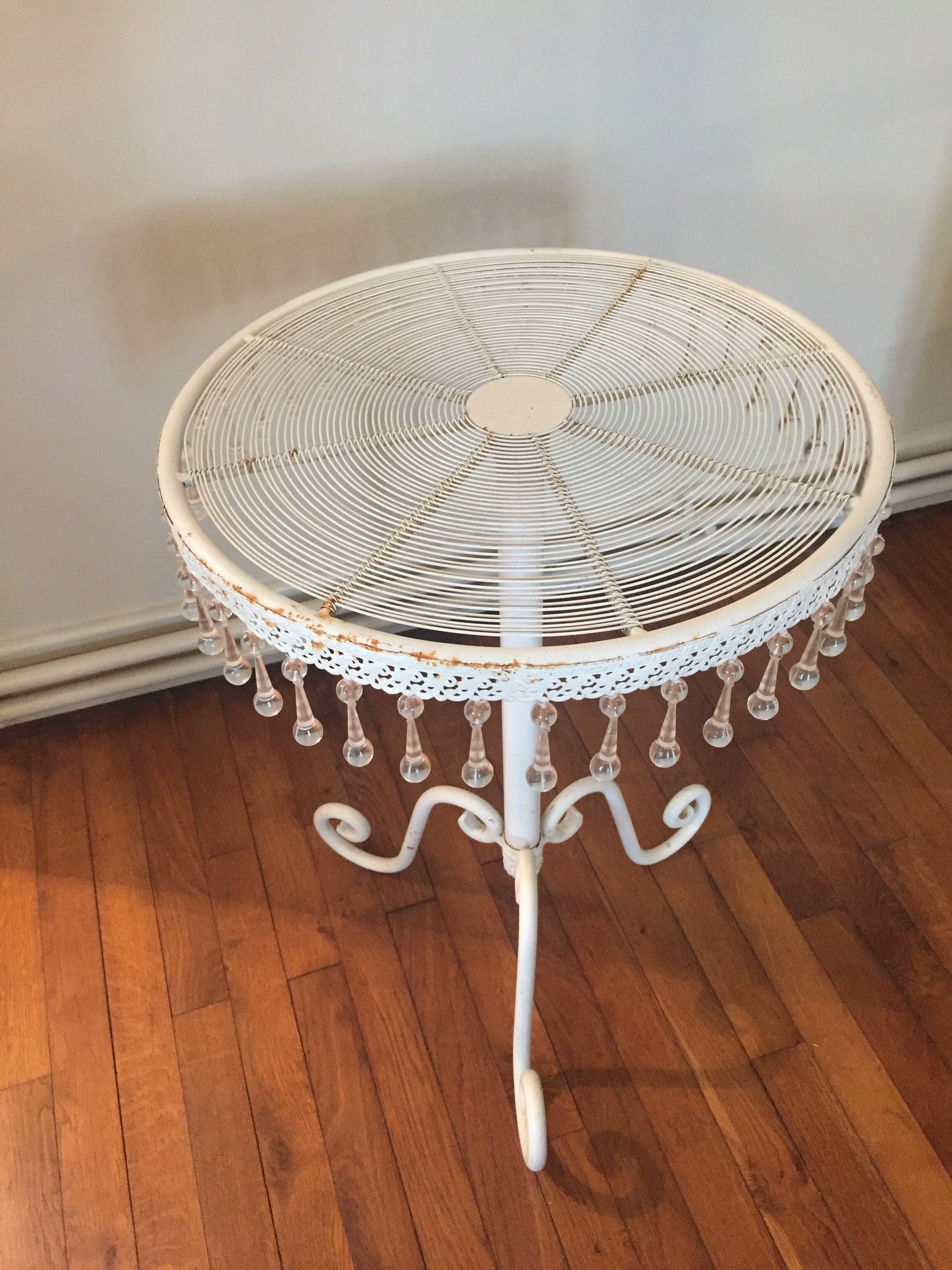 Table d'appoint en métal avec breloques