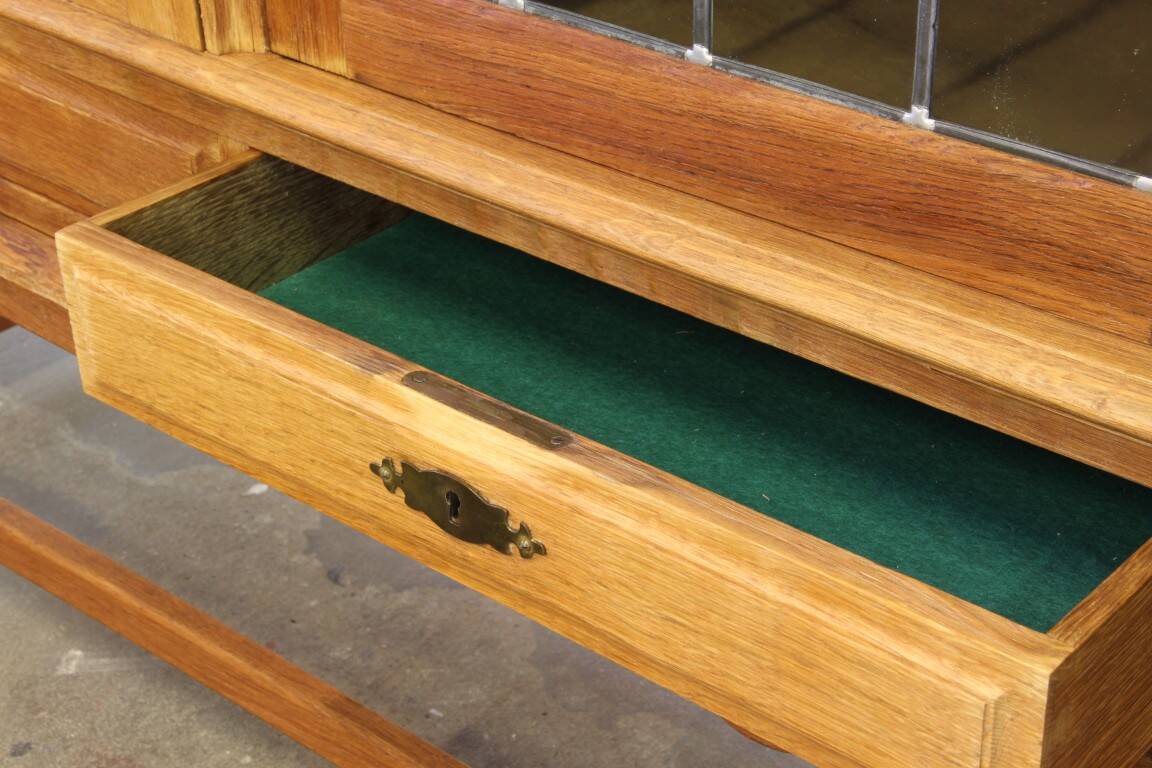 Cabinet en chêne moderne danois des années 1960 dans le style de Henning Kjærnulf.