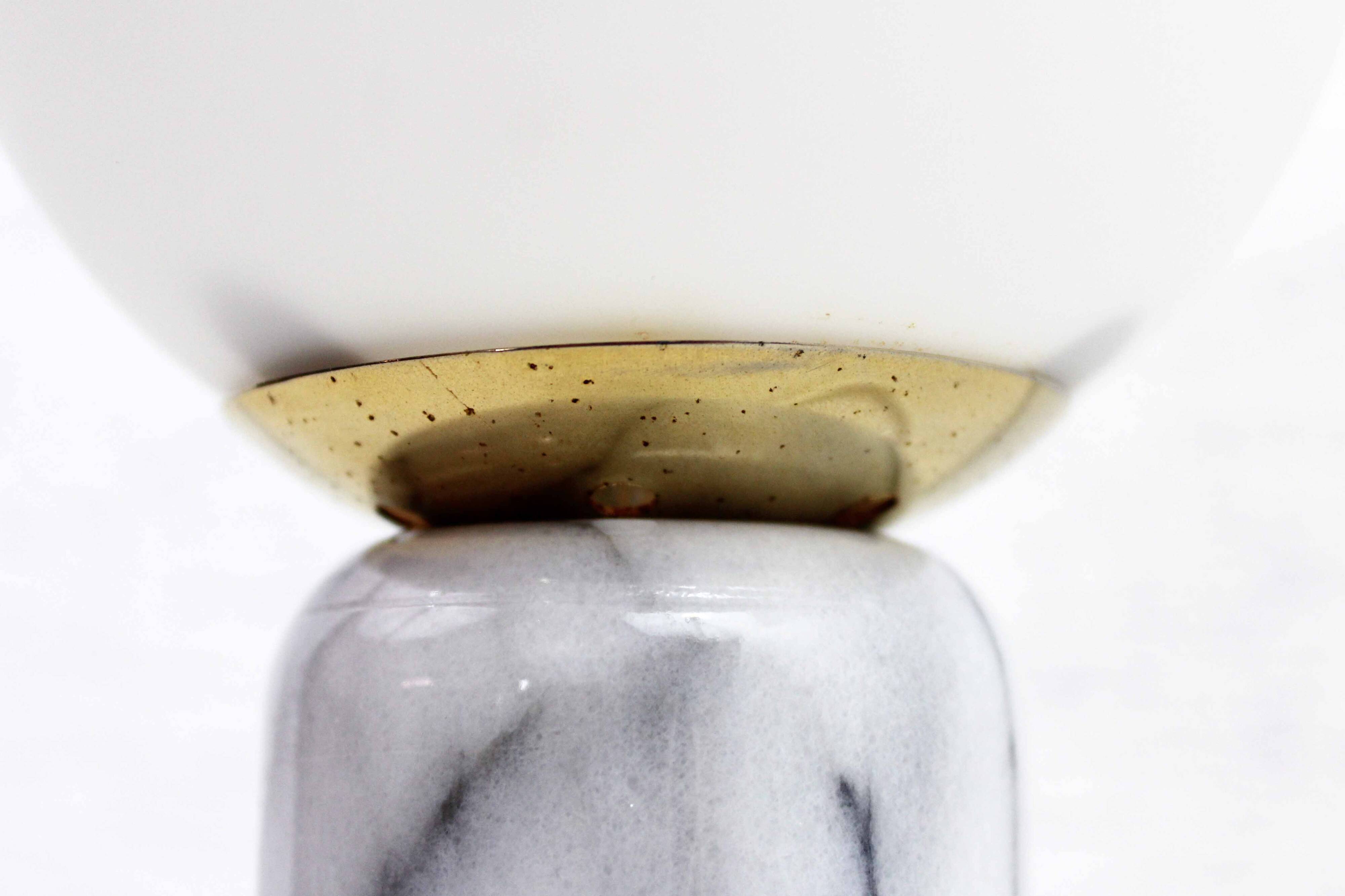 Lampe à poser en marbre et verre opalin