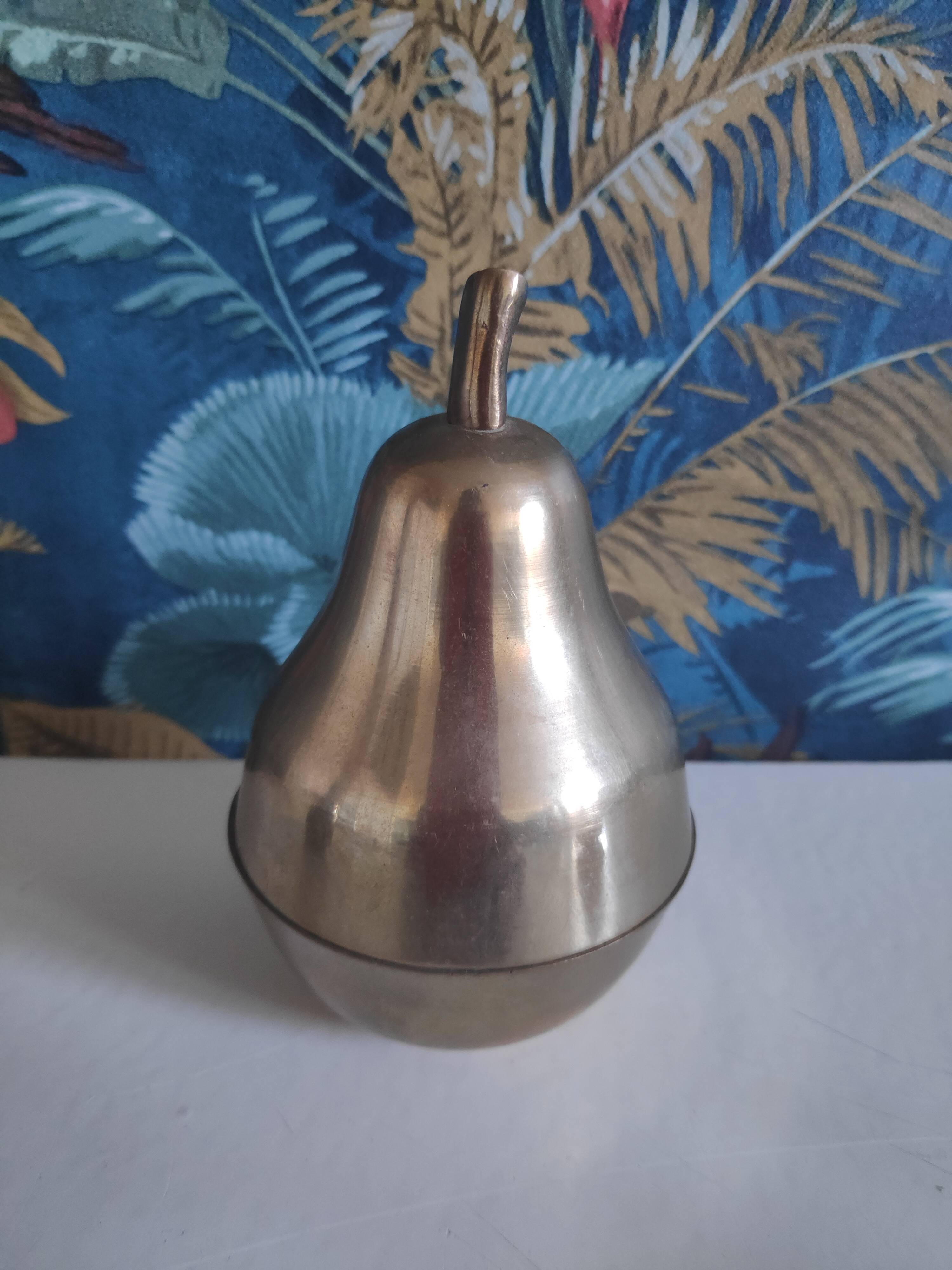 2 pears and 1 brass apple