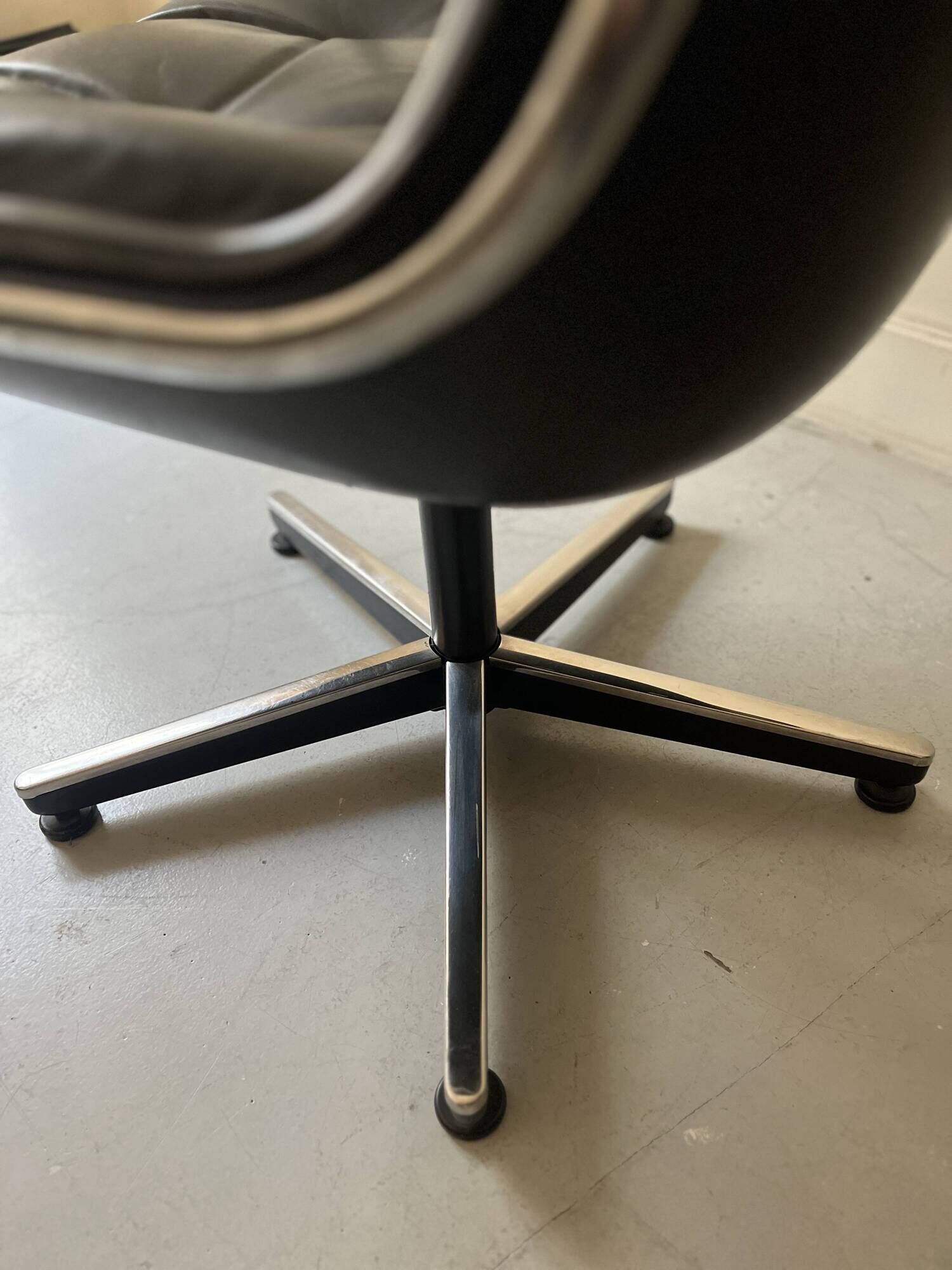 Black leather office chair and armrest by Charles Pollock for Knoll International