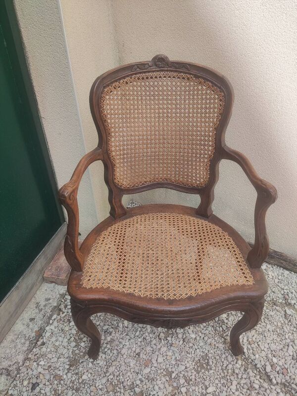 Fauteuil en noyer du XVIII siècle estampillé