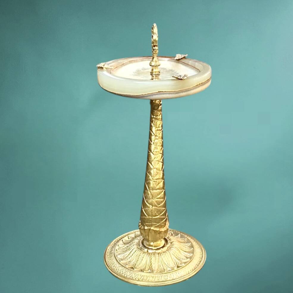 Antique fish-shaped ashtray on a stand in gilded brass and onyx (4.464 kg)