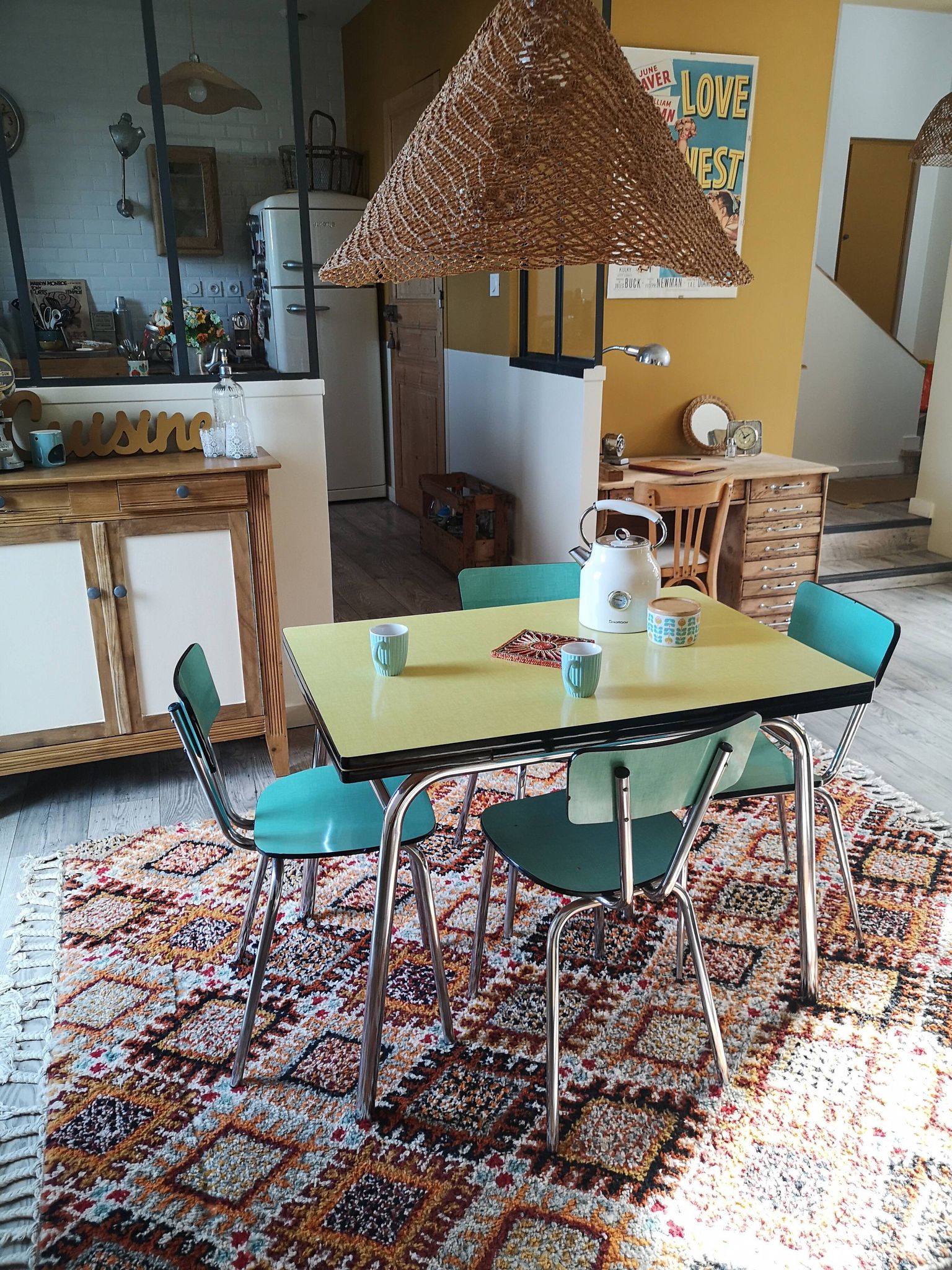 Ensemble de table extensible en formica et 4 chaises