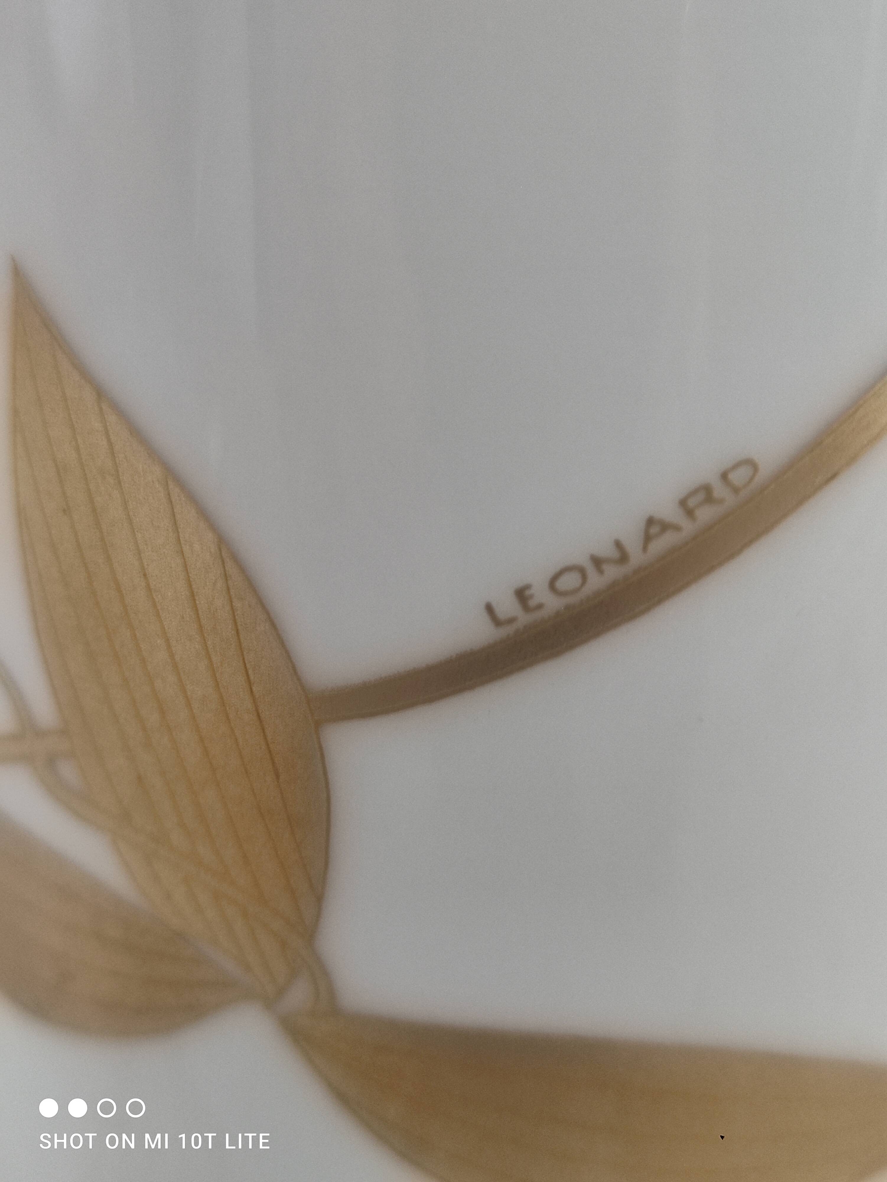 White porcelain vase decoration foliage gold "Léonard Paris" decoration Montebello