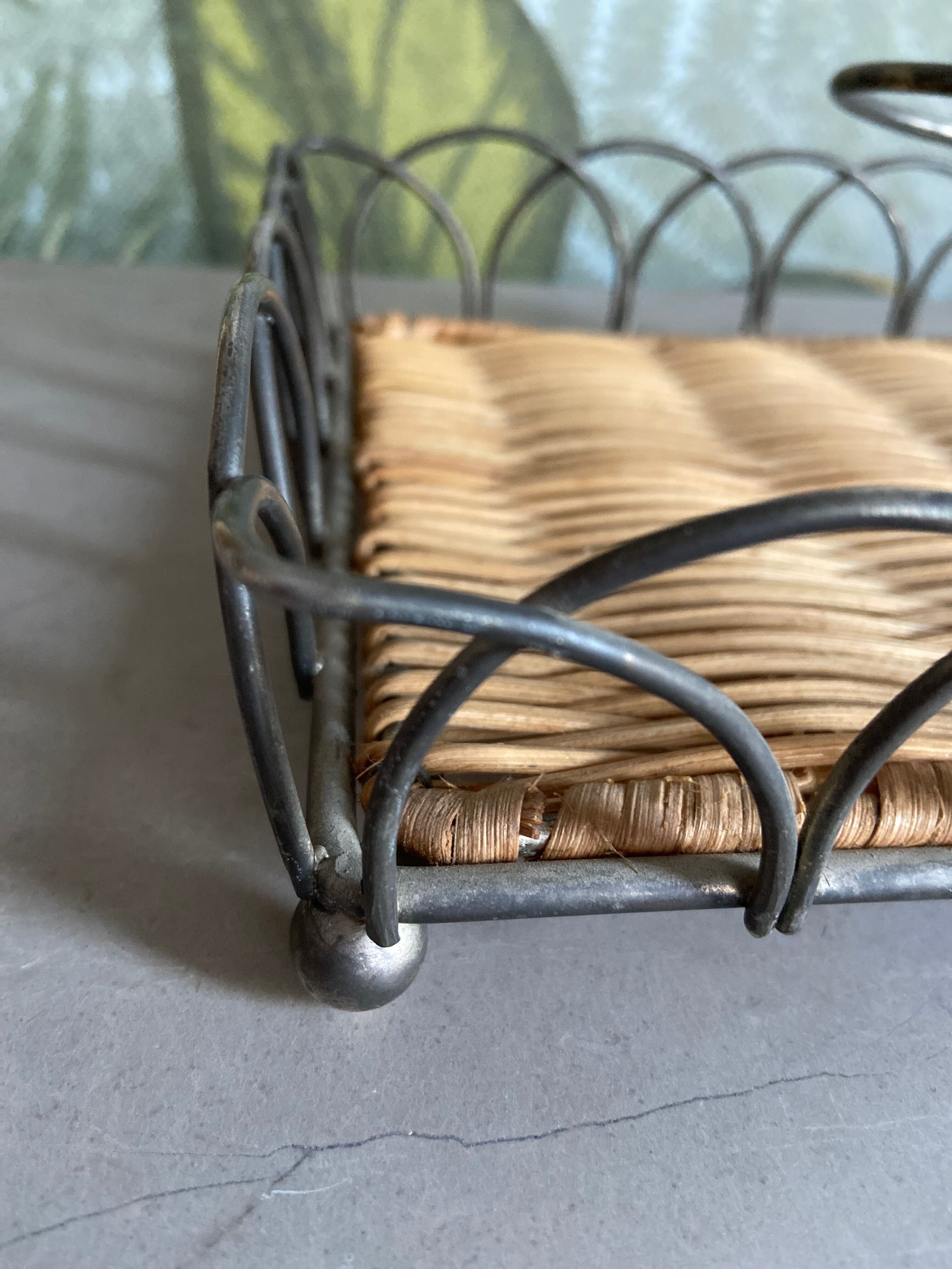 Napkin rail