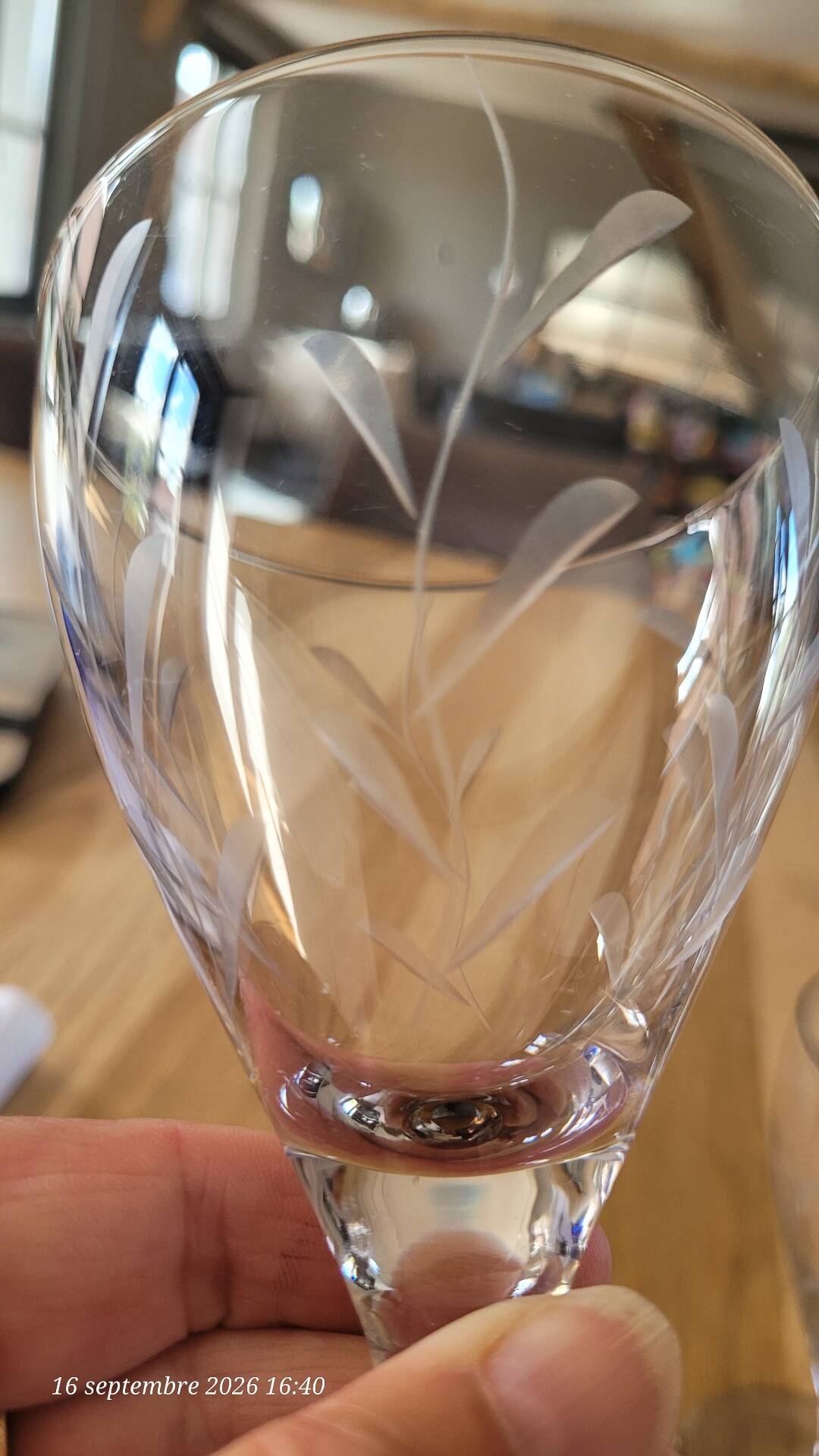 8 verres à pied anciens en verre gravé