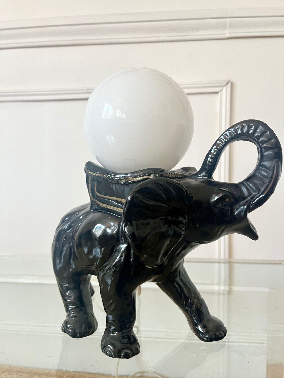 Lampe en forme d’éléphant et globe en opaline, 60-70