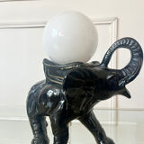 Lampe en forme d’éléphant et globe en opaline, 60-70