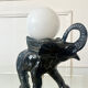Lampe en forme d’éléphant et globe en opaline, 60-70