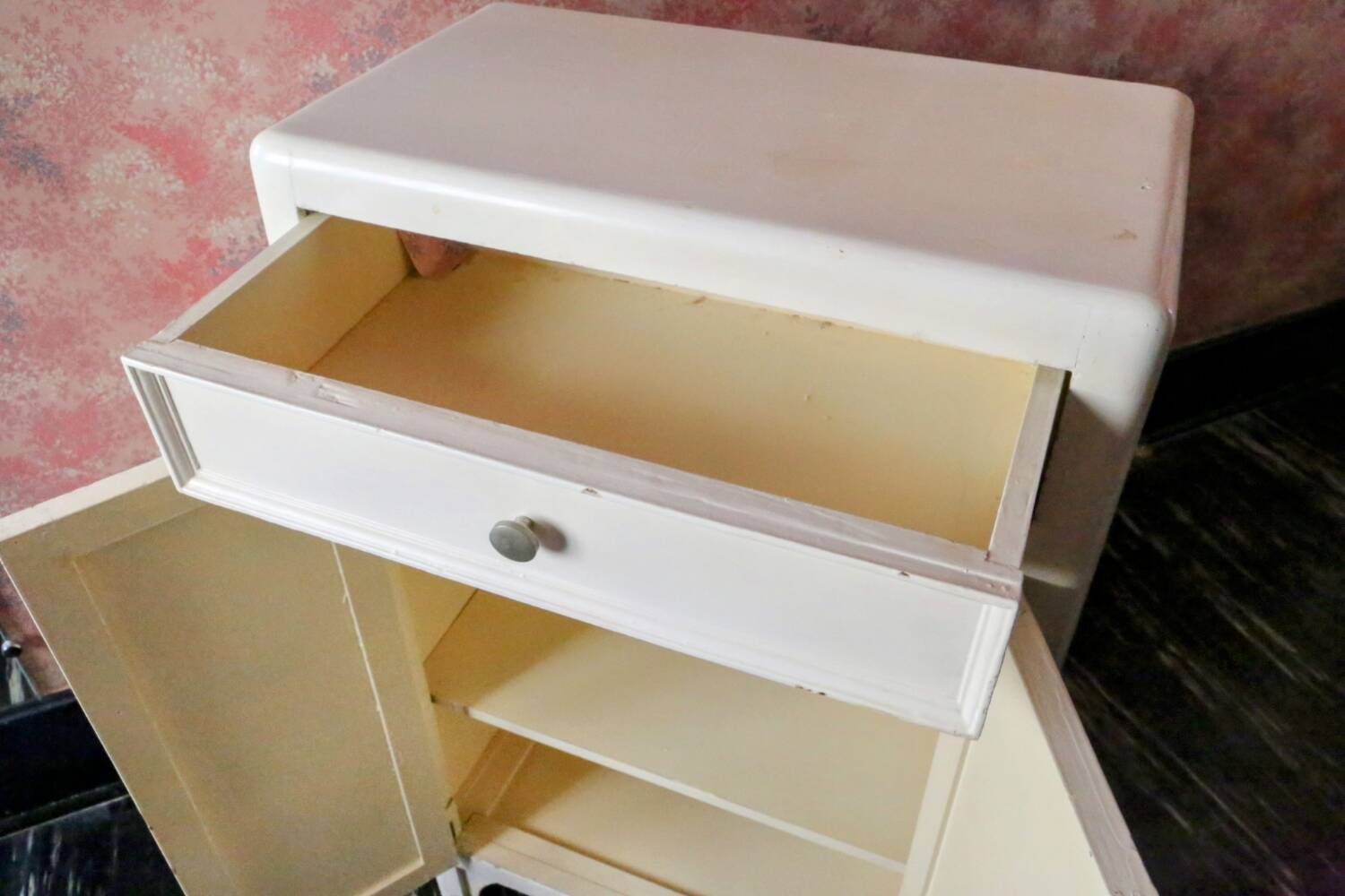 Pretty little white wooden piece of furniture