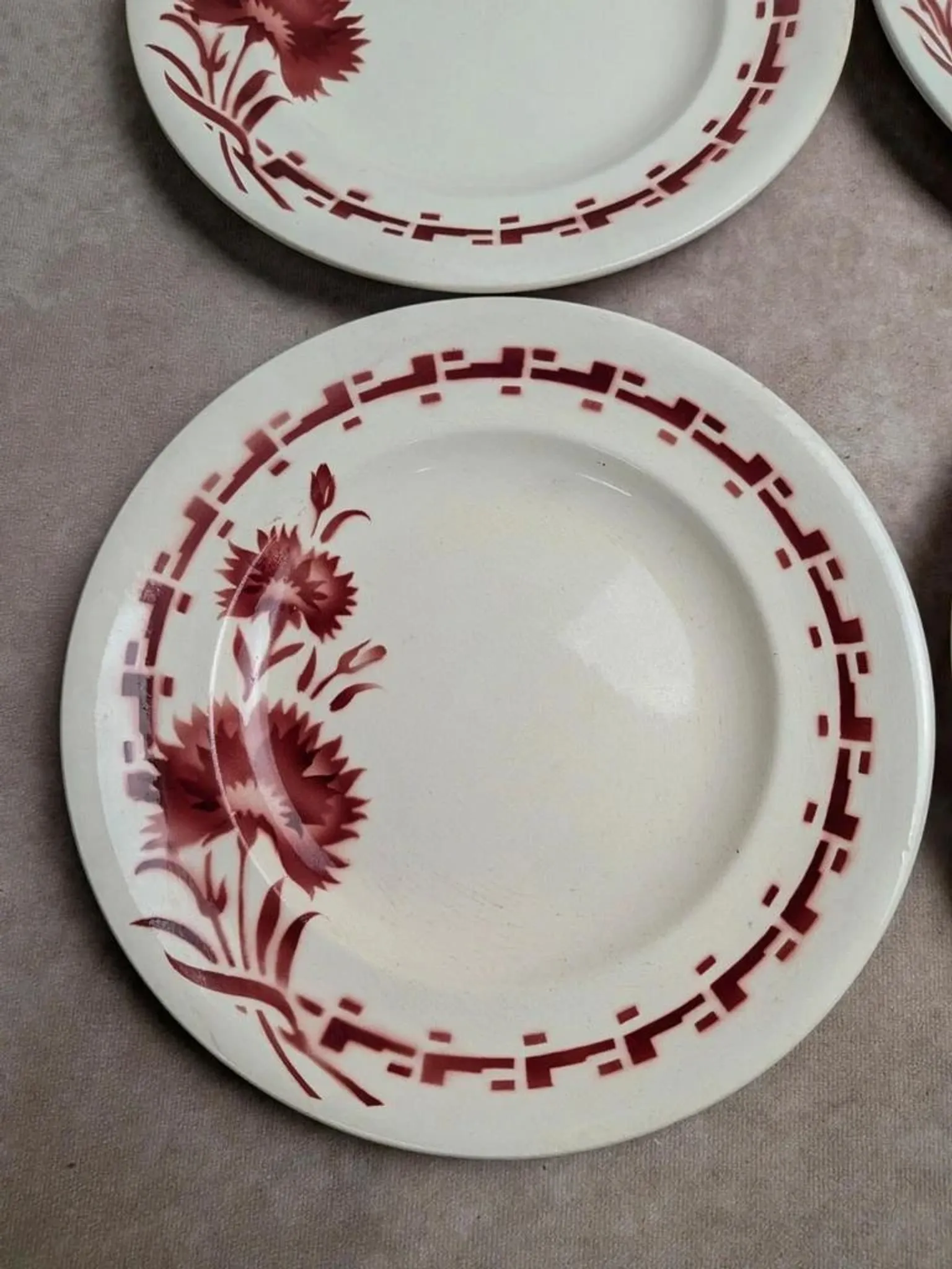 Set of 6 flat plates in ironstone Longwy – Viennese model – Red flowers