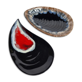 Two shell pockets in glazed ceramic