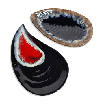 Two shell pockets in glazed ceramic