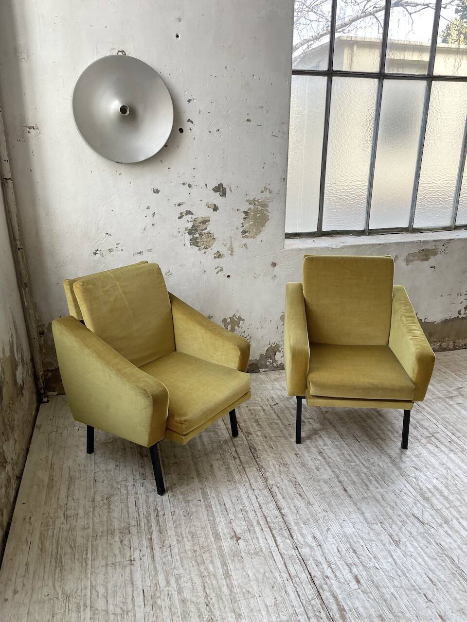 Paire de chauffeuses fauteuils vintage velours jaune