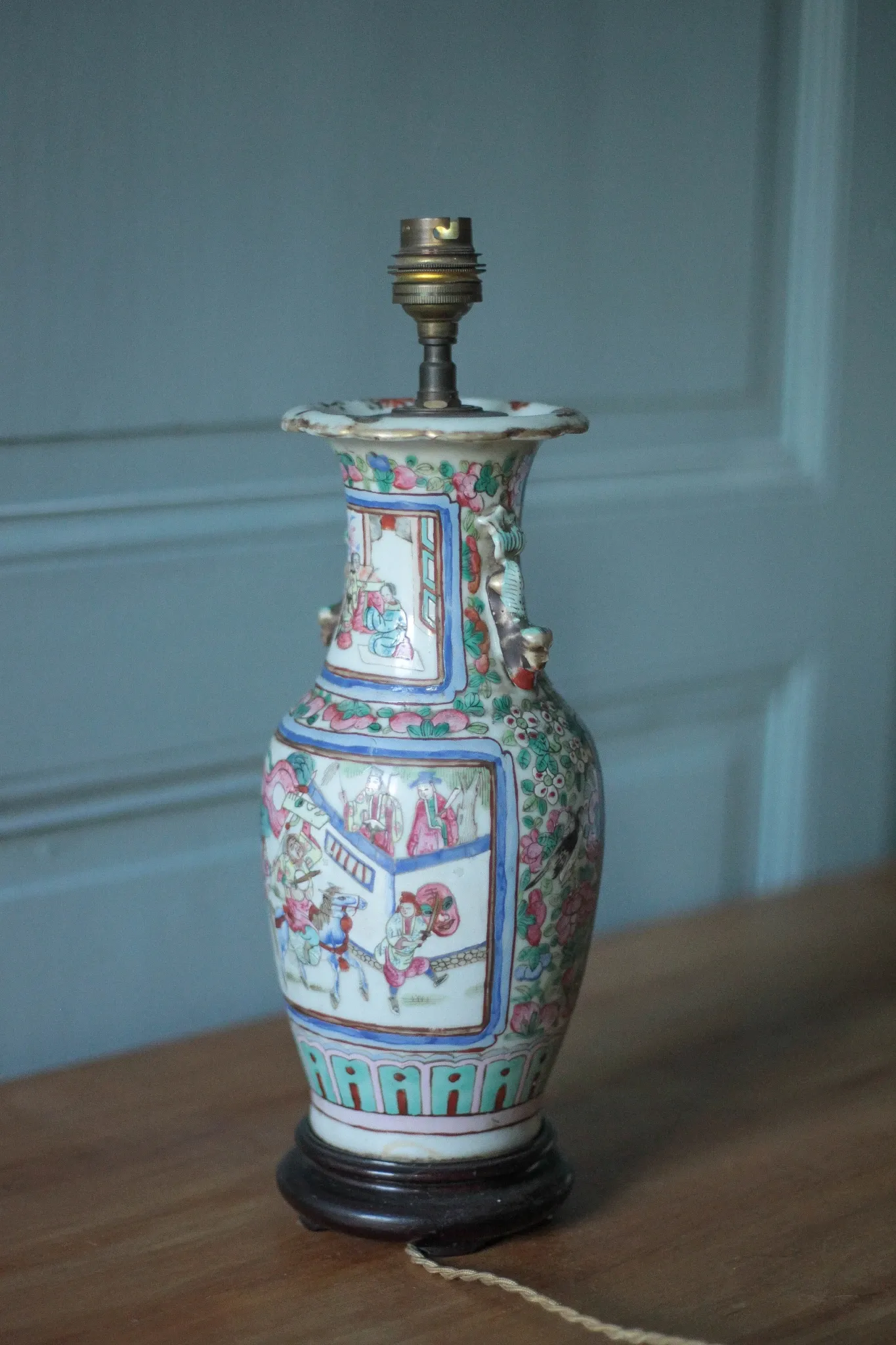 Canton porcelain table lamp, Chinese lamp with polychrome decoration.