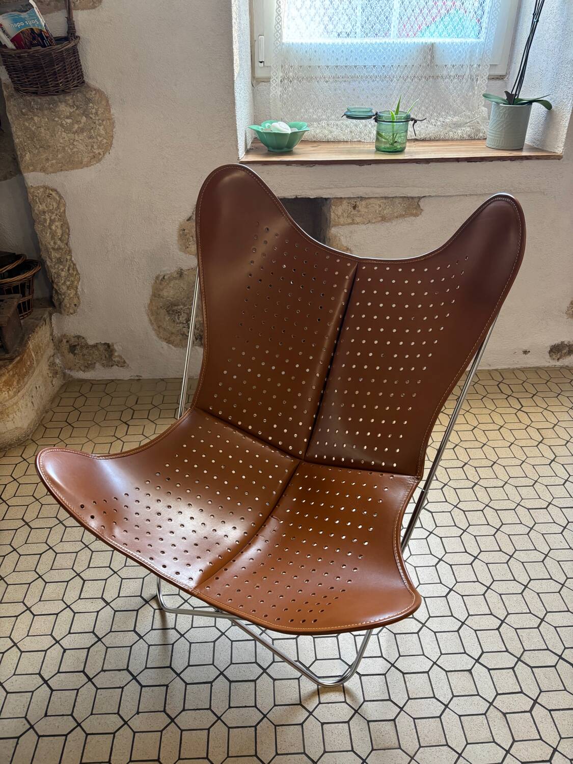Fauteuil AA Butterfly en cuir perforé marron – design iconique Airborn