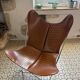 Fauteuil AA Butterfly en cuir perforé marron – design iconique Airborn