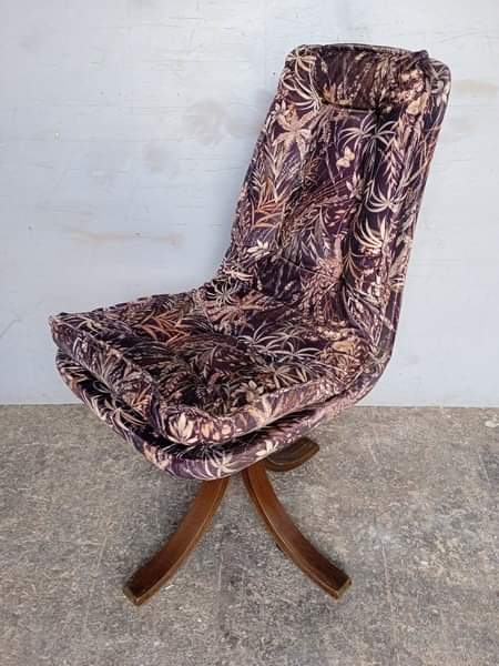 Série de 6 chaises ergonomiques et tournantes scandinave vers 1975