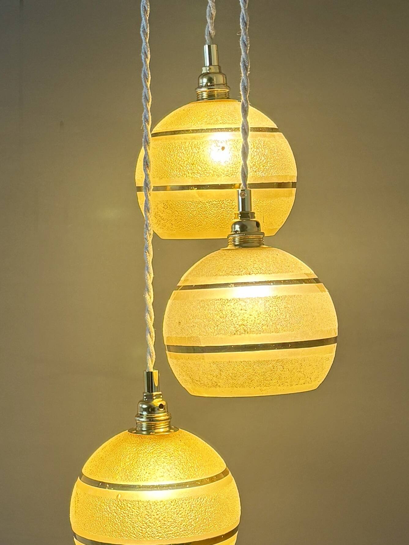 Suspension triple vintage glass globes in frosted yellow and gold.
