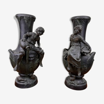 François Moreau : Paire de vases aux personnages époque Napoléon III en régule à patine bronze