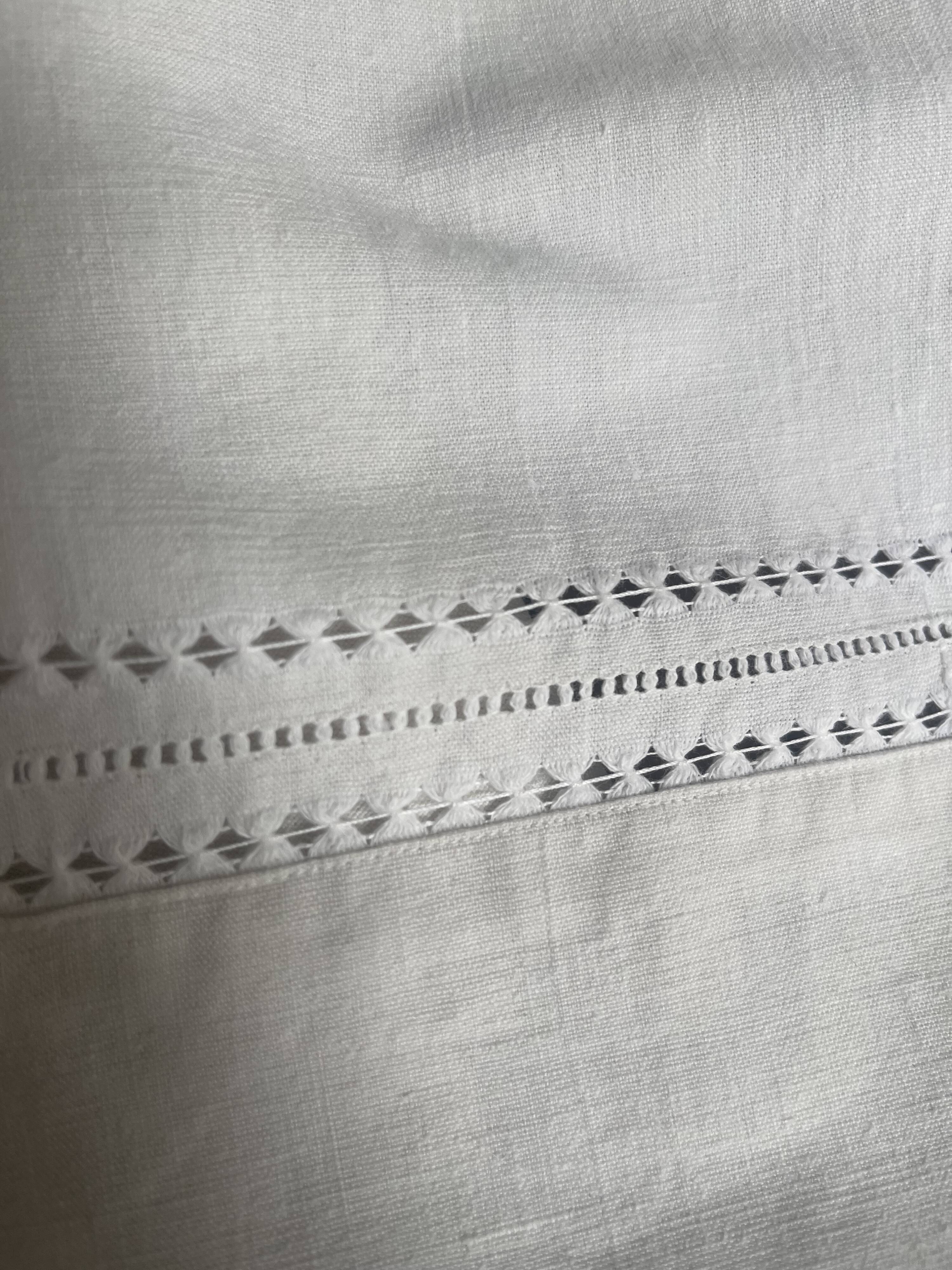 Linge ancien, drap brodé avec monogramme MB