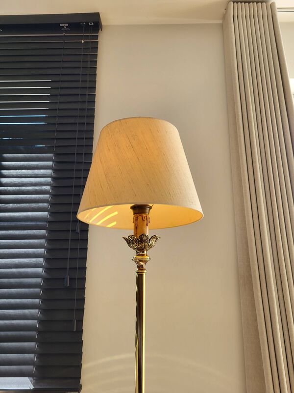 Lampadaire Hollywood Regency en laiton en forme d'ananas