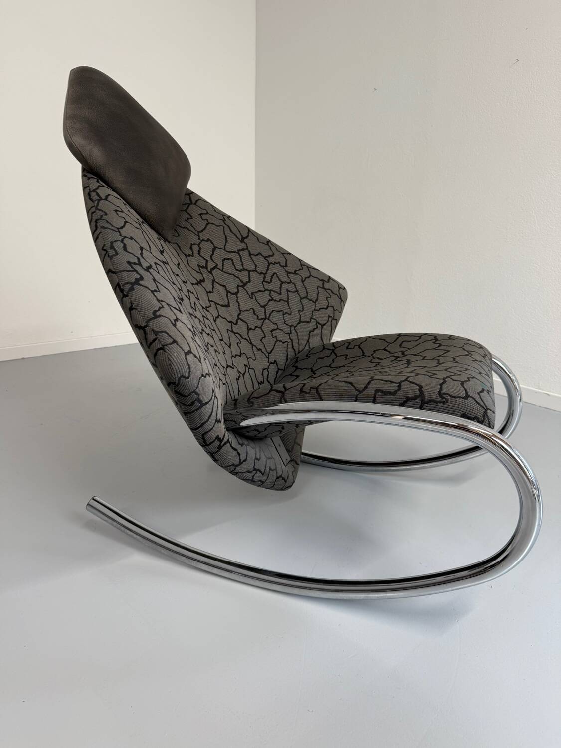 French design rocking chair in fabric and metal from the 70s/80s