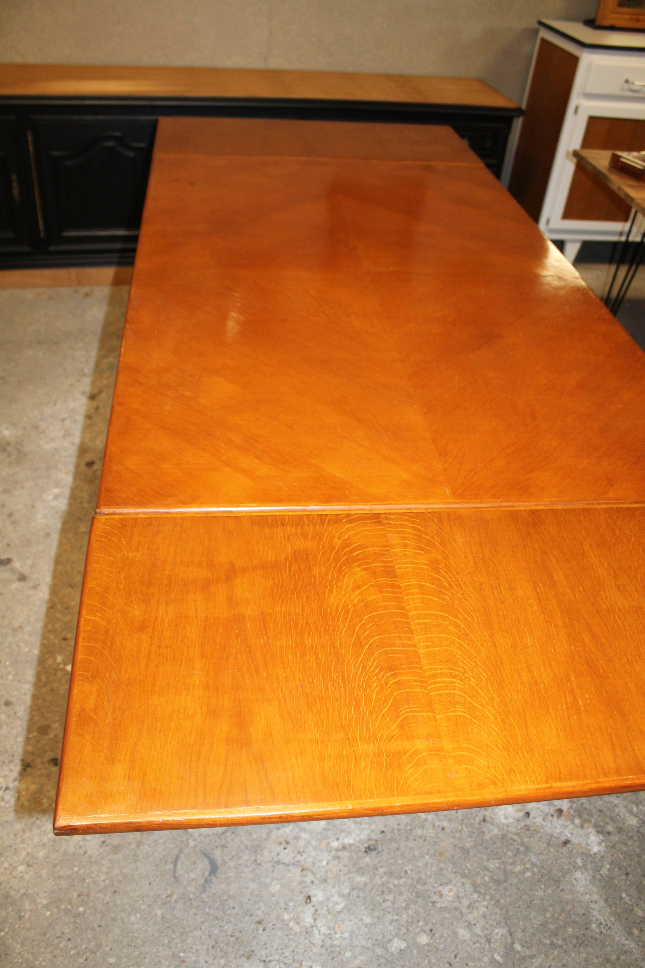 Extendable oak table