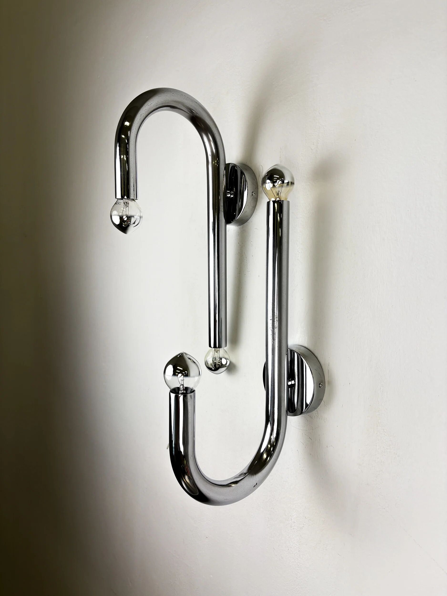 Pair of Space-Age tubular wall lights, chromed metal, Italy, 1970s