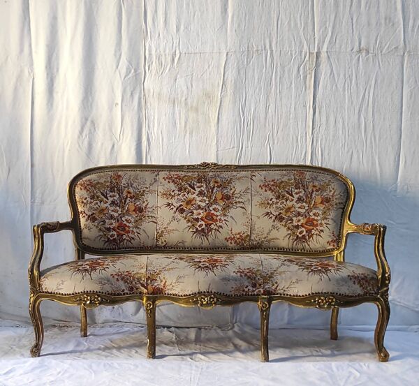 Canapé 3 places en bois sculpté, tapisserie et bois doré. Vers 1900, style Loius XV.