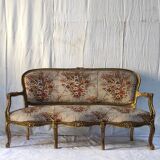 Canapé 3 places en bois sculpté, tapisserie et bois doré. Vers 1900, style Loius XV.