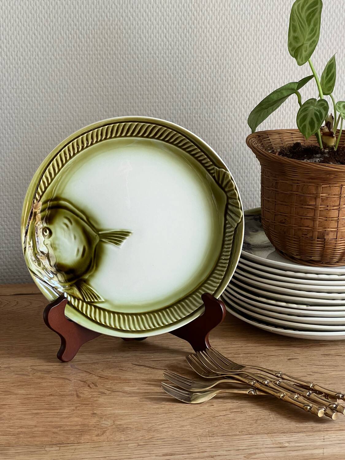 Green fish plates