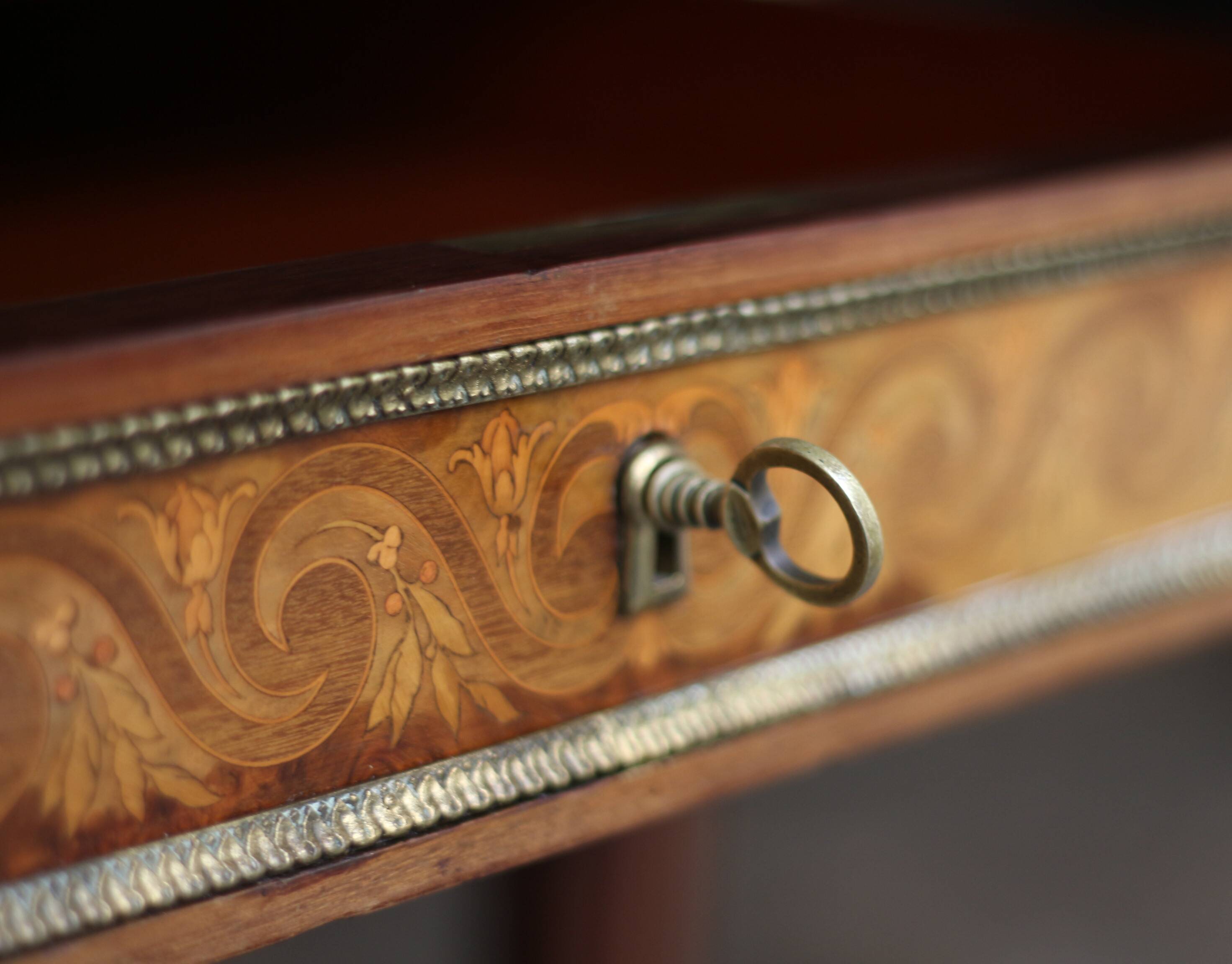Superb Napoleon III table. Marquetry top and gilded bronzes.